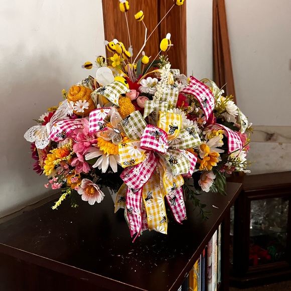 BEAUTIFUL SPRING FLORAL ARRANGEMENT - Picture 6 of 9